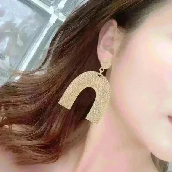 Jewelry - Gold Textured U Shaped Earrings NWT